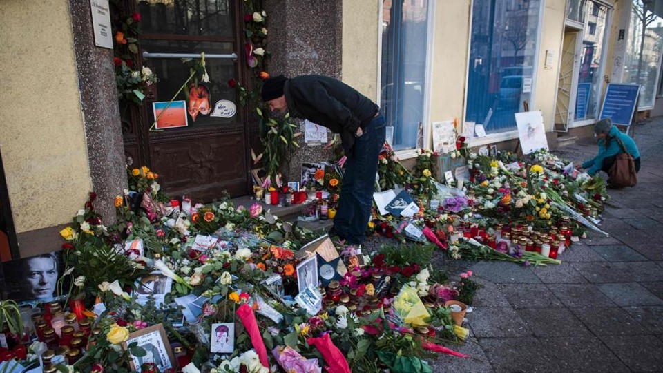 Fãs homenageiam David Bowie em Berlim, na Alemanha | Odd Andersen/AFP