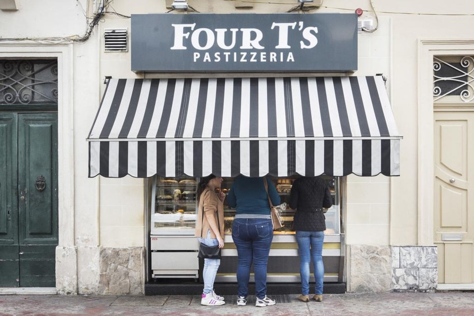 Consumidores em uma loja que vende os pastizzi em Paola, Malta | GIANNI CIPRIANO/NYT