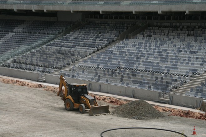 As obras continuam na Arena da Baixada restando um mês para o fim da instalação do novo gramado. | Gerson Kllaina /Tribuna do Paraná