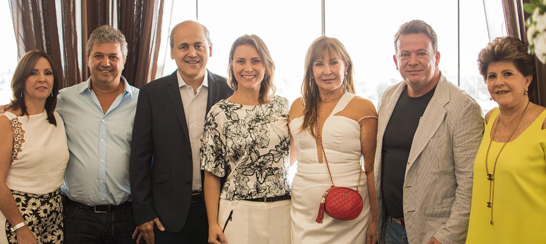 Sirlei Pelanda e Paulo Irineu Pelanda (ele, presidente do Jockey Club do Paraná), o prefeito Gustavo Fruet e Marcia Fruet, a diretora social do clube, Sonia Birskis, o médico Eliseu Portugal e a empresária Norma Camargo, na reestreia dos páreos no clube, ontem à tarde. | Ryque Karo