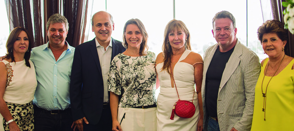 Sirlei Pelanda e Paulo Irineu Pelanda (ele, presidente do Jockey Club do Paraná), o prefeito Gustavo Fruet e Marcia Fruet, a diretora social do clube, Sonia Birskis, o médico Eliseu Portugal e a empresária Norma Camargo, na reestreia dos páreos no clube, ontem à tarde.