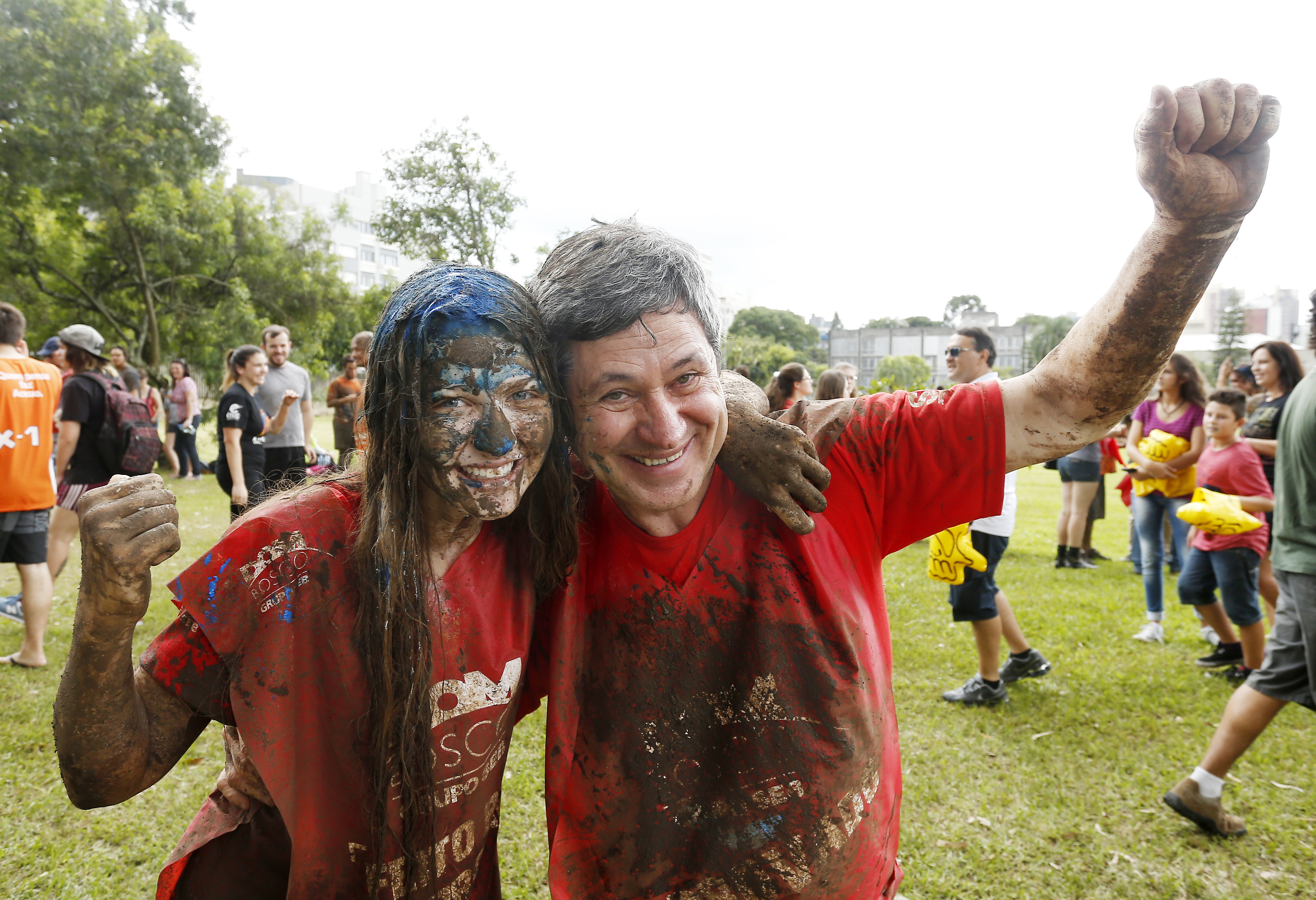 Natalie Campos, caloura de Jornalismo da UFPR, comemorando a conquista com o avô, Osvaldo. | Hugo Harada/Gazeta do Povo