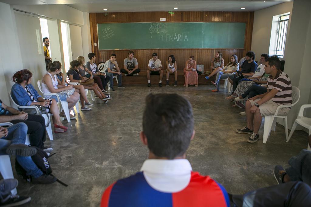 Plenária realizada no casarão da União Paranaense dos Estudantes definiu um dos protestos | Marcelo Andrade/Gazeta do Povo