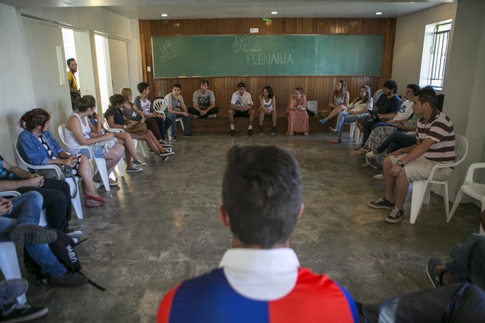 Curitiba já tem dois protestos marcados contra o possível aumento da tarifa de ônibus Plenária realizada no casarão da União Paranaense dos Estudantes definiu um dos protestos | Marcelo Andrade/Gazeta do Povo