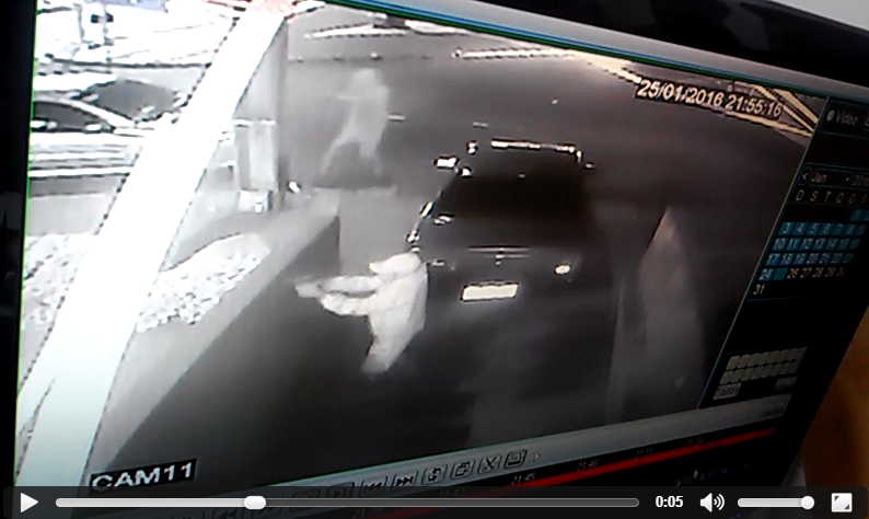 Imagens mostram momento em que dois suspeitos atiram contra policial militar à paisana em Londrina | APRA/Divulgação