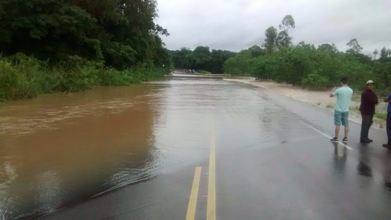 Altura do km 78 da BR-153, que esteve interditado durante a manhã desta segunda-feira (11) | Divulgação/Polícia Rodoviária Federal/