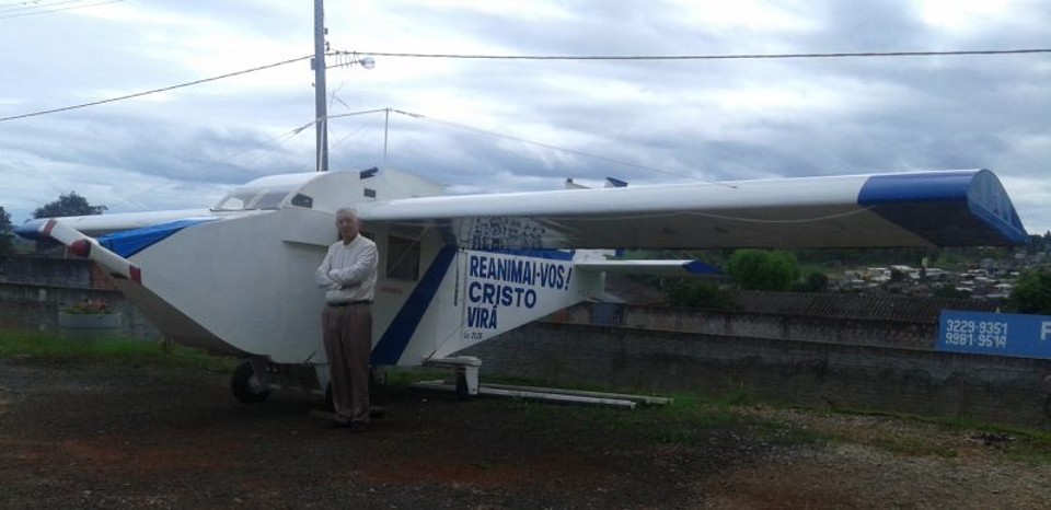 Padre Albino Dziadzio, de 70 anos, e o Borboleta Branca 2 | Gisele Barão/Gazeta do Povo