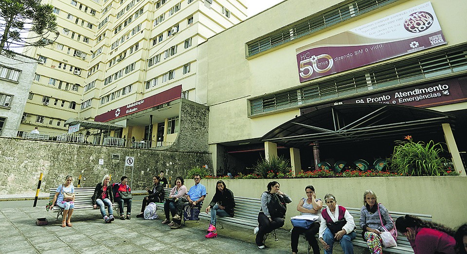 Maior hospital público do Paraná sofre com falta de luvas, álcool 70%, gazes e seringas. | Henry Milleo/Gazeta do Povo