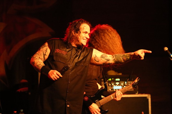 Steve Zetro Souza interagiu com o público durante todo o show | Clóvis Roman/Divulgação