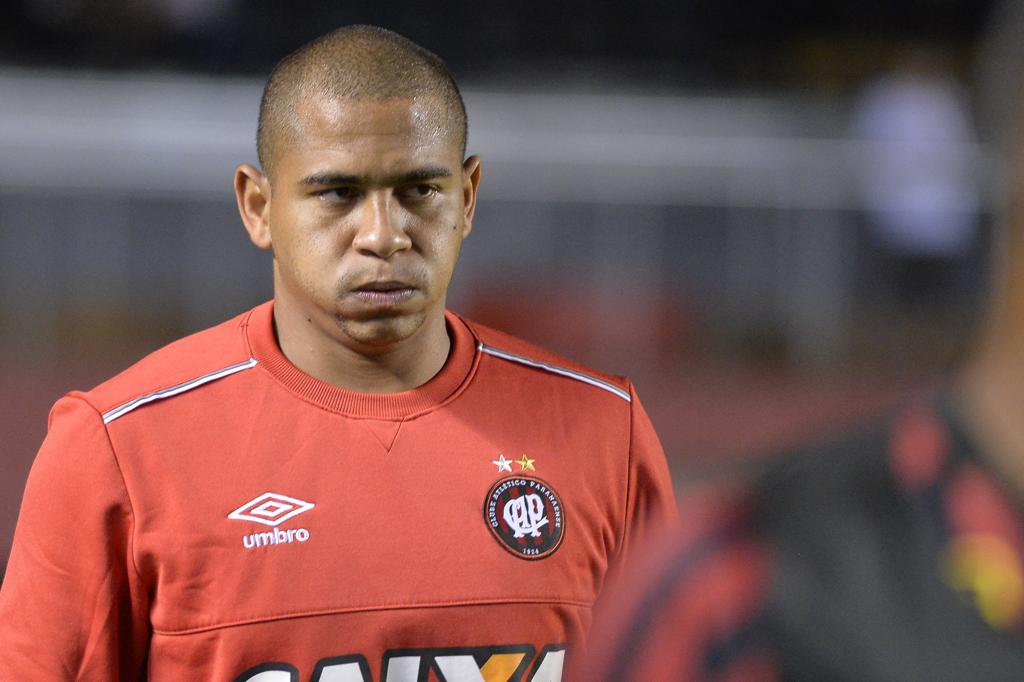 Walter está em Curitiba para renovar contrato com o Atlético. | Levi Bianco/Folhapress