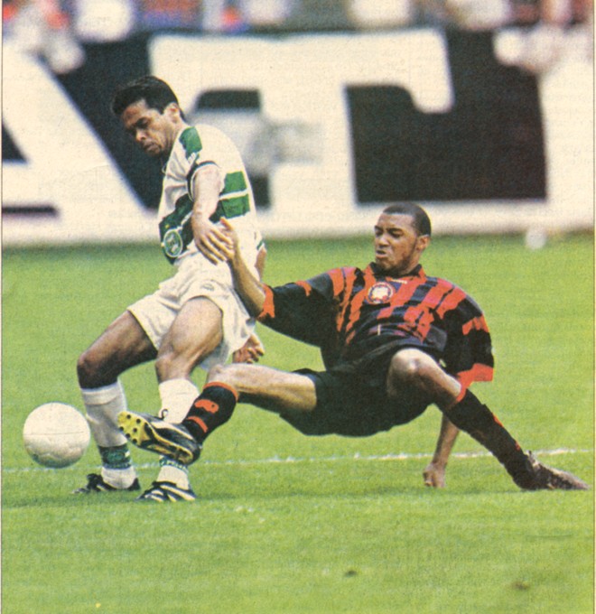 Reginaldo Araújo marcou gol da vitória sobre o Atlético no primeiro Atletiba pós-reforma da Arena, em 1999. | Valterci Santos/Gazeta do Povo