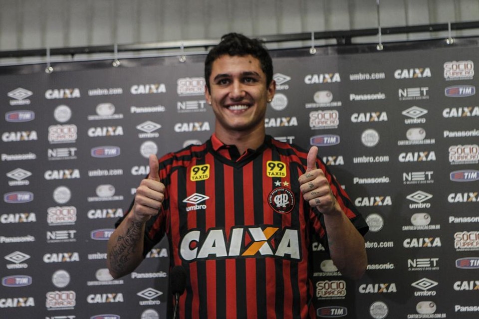 Meia Vinícius, ex-Fluminense, foi o primeiro reforço confirmado pelo Atlético para 2016. | Jonathan Campos/Gazeta do Povo