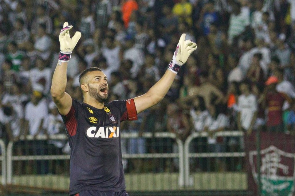 Weverton comemora defesa diante do Fluminense que garantiu a vitória na estreia da Primeira Liga. | Rudy Trindade/Folhapress