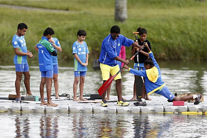 Crianças aprendem canoagem no Parque Náutico de Curitiba. | Albari Rosa/Gazeta do Povo