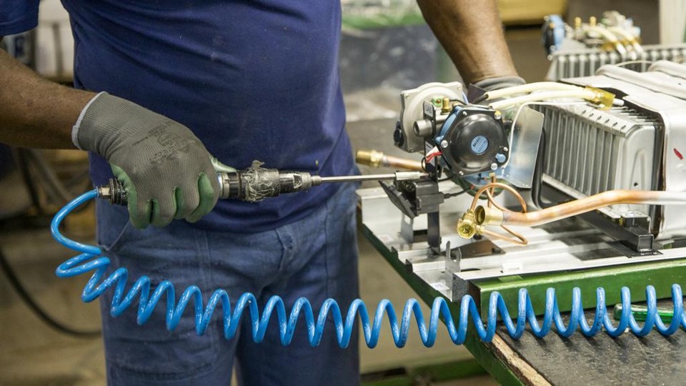 Arrecadação federal cai 5,6% em 2015 e atinge menor valor desde 2010 A queda da produção industrial é um dos fatores por trás da queda na arrecadação de impostos.. | Hugo Harada/Gazeta do Povo