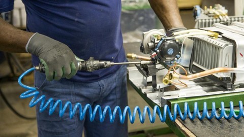 Arrecadação federal cai 5,6% em 2015 e atinge menor valor desde 2010 A queda da produção industrial é um dos fatores por trás da queda na arrecadação de impostos.. | Hugo Harada/Gazeta do Povo