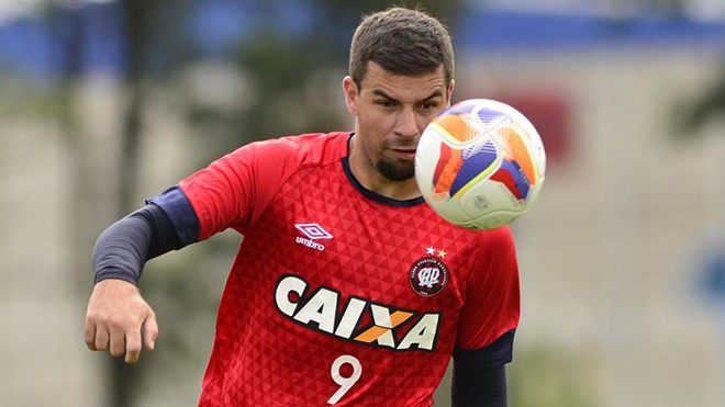 André Lima briga por vaga com Walter no ataque do Atlético em 2016. | Gustavo Oliveira/Divulgação/Atlético