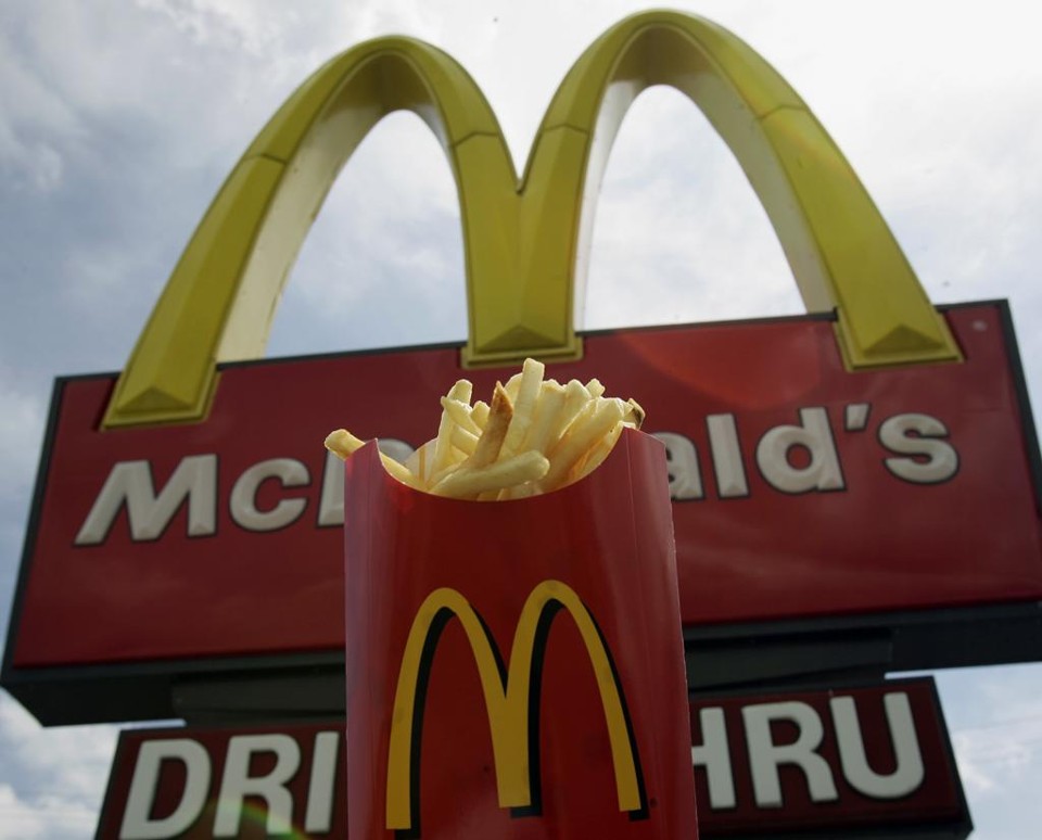 O índice compara o custo do famoso sanduíche do McDonald’s em diferentes países a partir da conversão da moeda local em dólar | Robert Sullivan/AFP