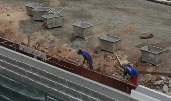 Operários também trabalham na alteração do banco de reservas, o que facilitará a visibilidade dos torcedores que ficam atrás. | Gerson Kllaina/Tribuna do Paraná