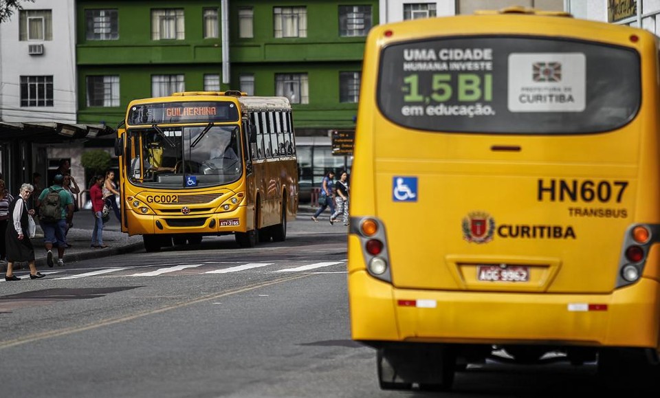 Praça Rui Barbosa, de manhã: movimento já era quase normal | Jonathan Campos/Gazeta do Povo
