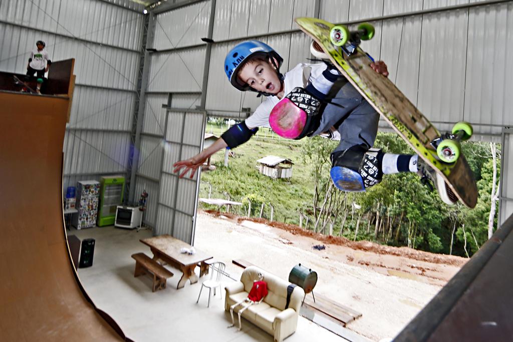 Guilherme tem o incentivo do pai, Ricardo Khury Filho, que construiu uma pista de skate. | Albari Rosa/Gazeta do Povo