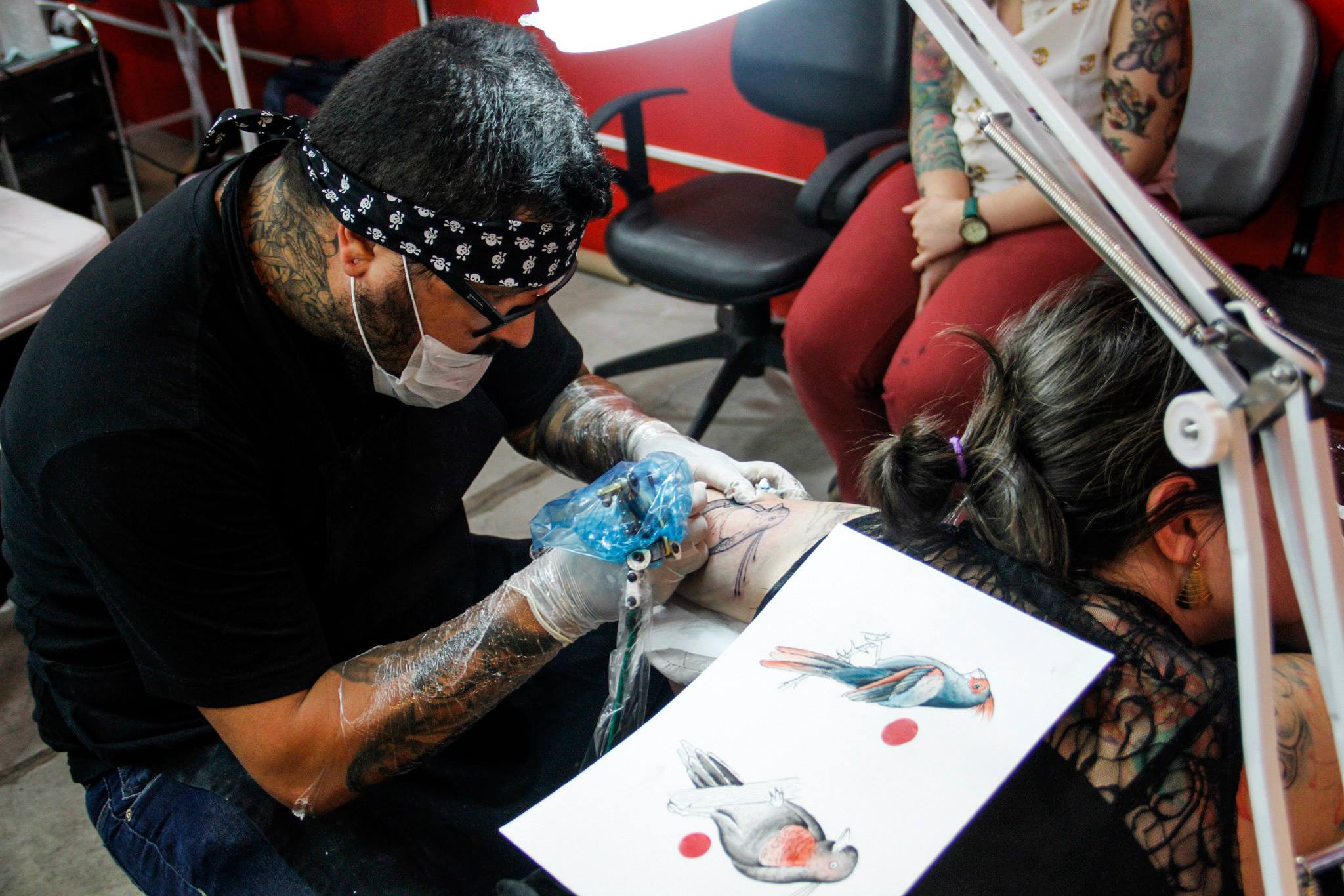 Para o tatuador André Luiz (foto), o verão é uma época de muito trabalho. | Maria Clara Lins/Divulgação