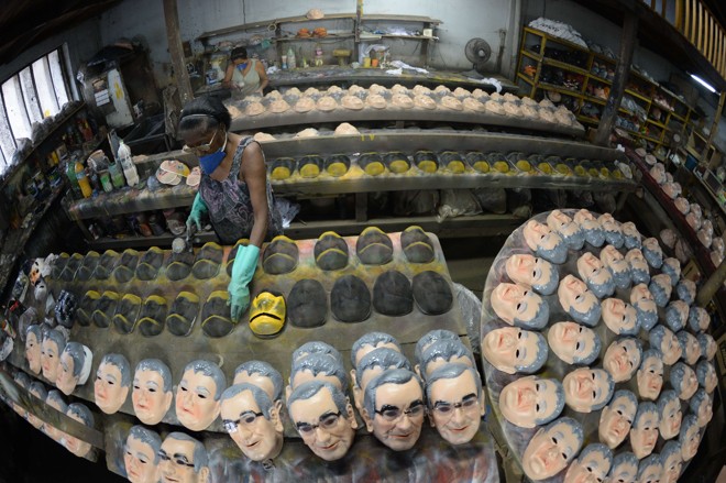 Os ajustes finais do pintor. | VANDERLEI ALMEIDA/AFP