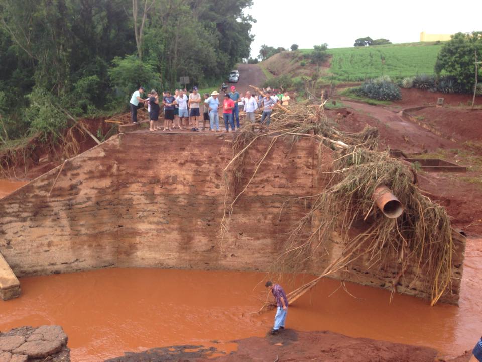 Estrada que dava acesso ao Patrimônio Regina, na zona rural de Londrina, cedeu | Divulgação/Facebook do prefeito de Londrina/