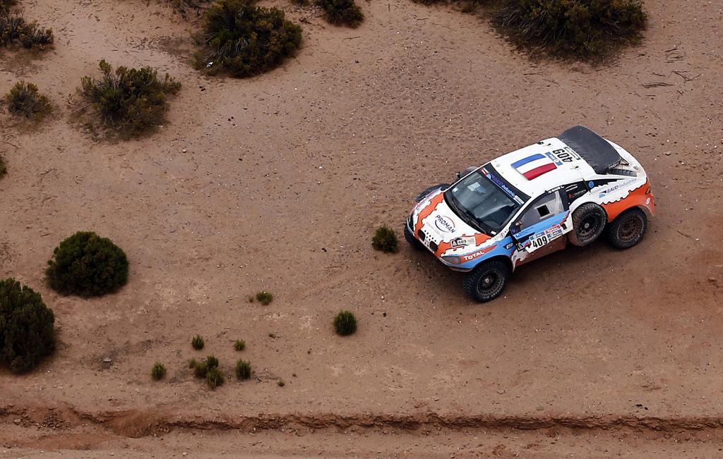 Carro do francês Lionel Baud é visto parado no trajeto entre Uyuni e Salta após atropelamento de espectador | MARCOS BRINDICCI/AFP