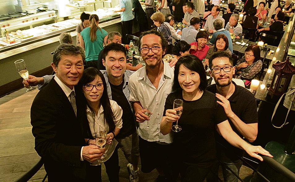 No jantar de comemoração dos 50 anos de imigração coreana, sábado, no Yü, Myong Jae Han (à esq.) e Moon Ok Kim (de preto), proprietários do restaurante, celebram com os filhos Monica, Inácio, Francisco e Gregório. | / Vinni Gennaro