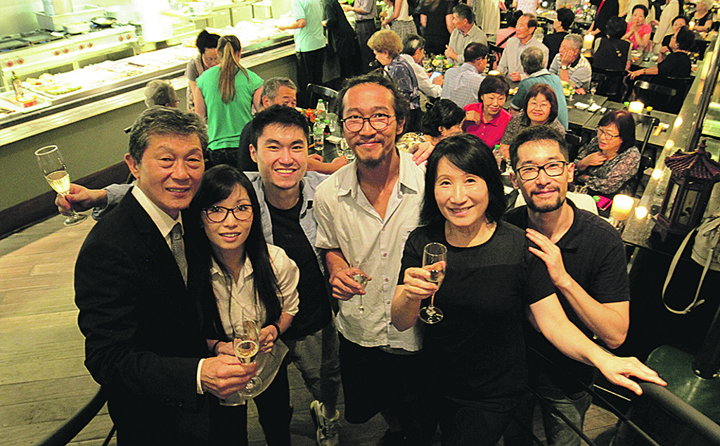 No jantar de comemoração dos 50 anos de imigração coreana, sábado, no Yü, Myong Jae Han (à esq.) e Moon Ok Kim (de preto), proprietários do restaurante, celebram com os filhos Monica, Inácio, Francisco e Gregório.