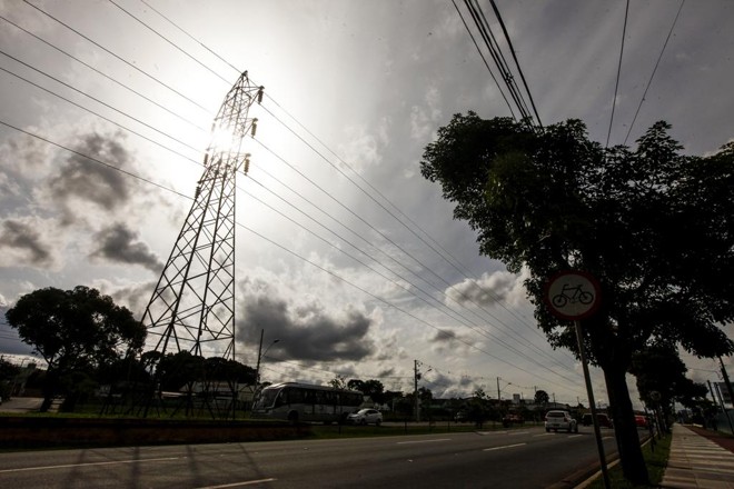 O aumento das tarifas de energia e a paralisação da indústria também foram preponderantes para a queda no consumo | André Rodrigues/Gazeta do Povo