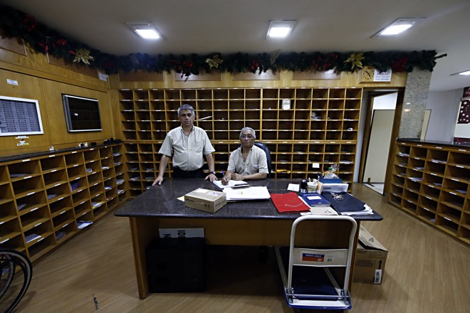 Ezequiel de oliveira e João Evangelista da Silva: porteiros de longa data. | Albari Rosa/Gazeta do Povo