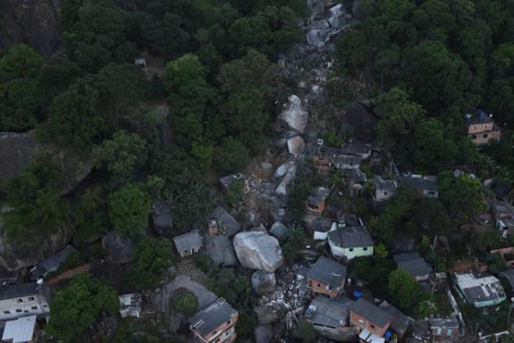Técnicos avaliam se ainda há risco de novo deslocamento, pois a pedra que deslizou está escorada em outra menor. | Fred Loureiro/Secom-ES