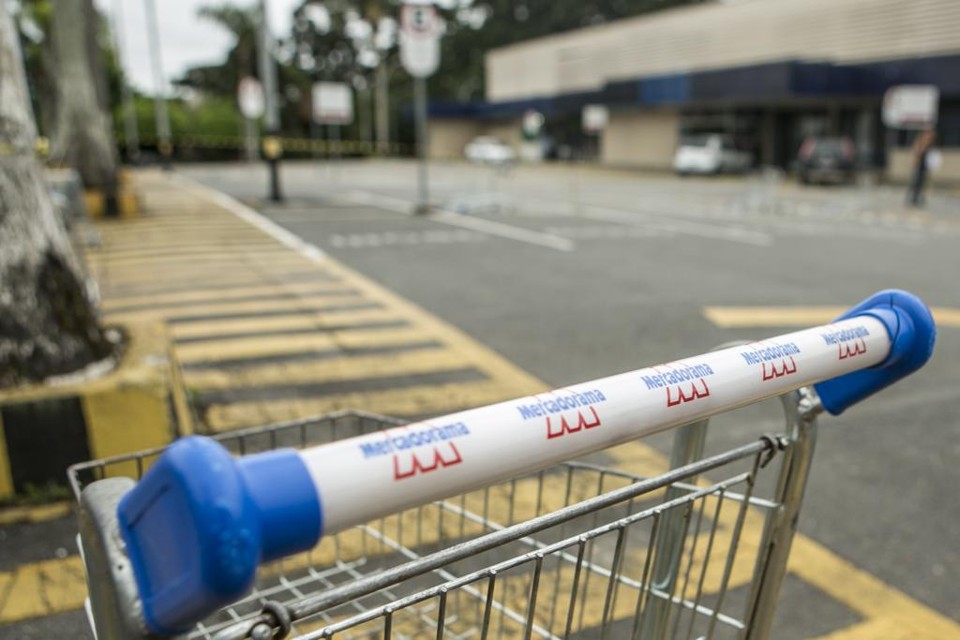 Clientes e funcionários foram surpreendidos pelos fechamentos. | Marcelo Andrade/Gazeta do Povo