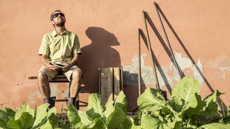 Pianista Marcelo Torrone lança álbum solo no Paço da Liberdade O músico Marcelo Torrone toma sol na chácara onde vive. | Hugo Harada/Gazeta do Povo