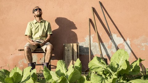 Pianista Marcelo Torrone lança álbum solo no Paço da Liberdade O músico Marcelo Torrone toma sol na chácara onde vive. | Hugo Harada/Gazeta do Povo