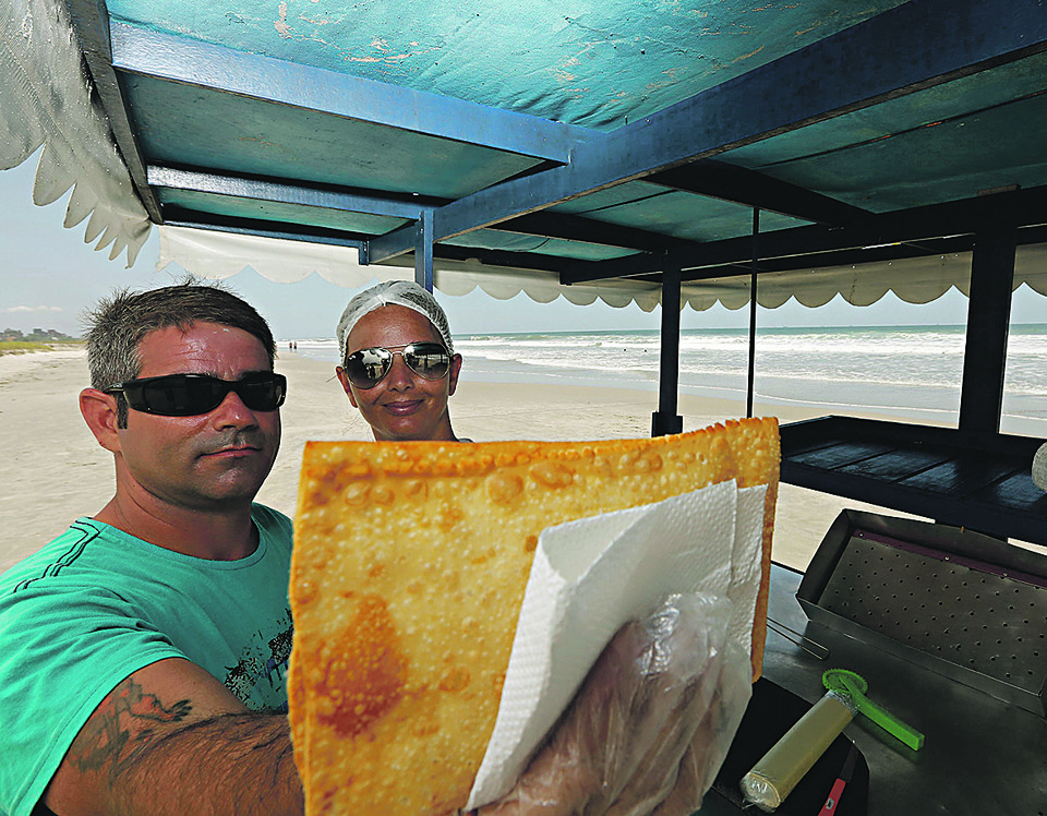 O casal Karina e Osmar no Balneário Miami: “O nosso pastel é melhor do que o deles.” | Fotos: Felipe Rosa/Tribuna do Paraná