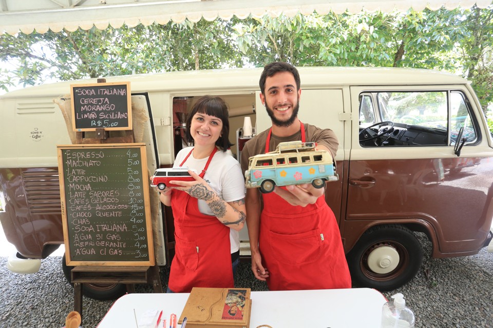 Karin Silveira e Tobi Queluz reformaram a “Dolores” em 2014 para montar uma cafeteria itinerante. | Ivonaldo Alexandre/Gazeta do Povo
