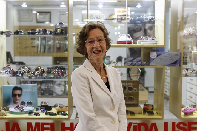 Elayr Pereira, dona de um a ótica, diz se preocupar com a segurança na Praça Tiradentes. | Jonathan campos/Gazeta do Povo