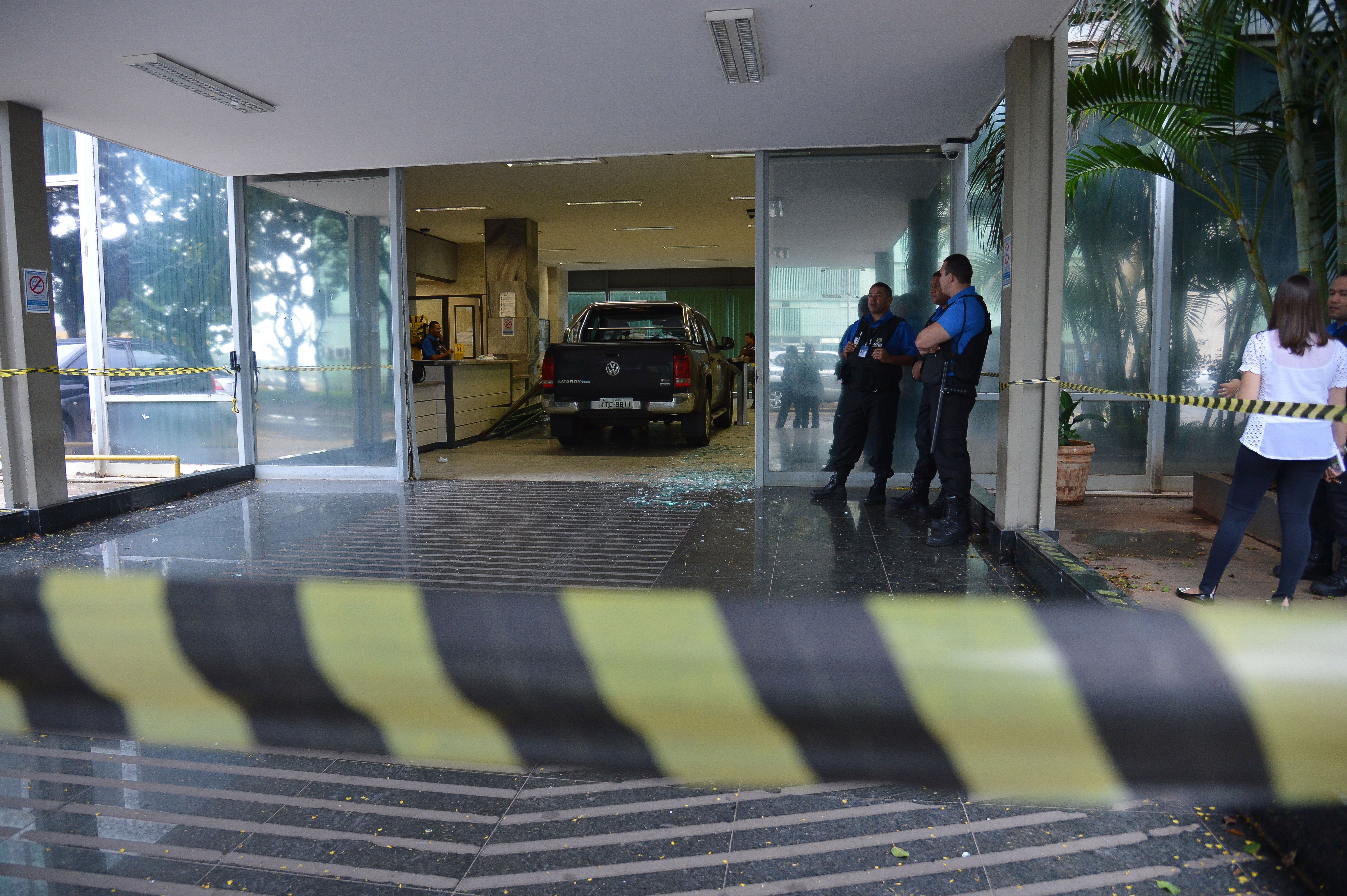 Caminhonete invadiu o Ministério da Fazenda na madrugada desta segunda-feira (4). | Jose Cruz/Agência Brasil