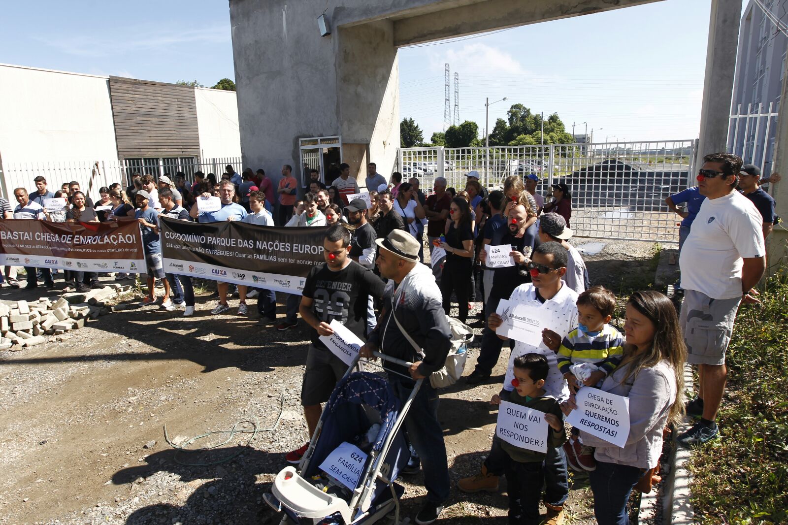 Sem apartamentos, compradores fecham cruzamento na Avenida Rui Barbosa, em São José dos Pinhais | Antonio More/Gazeta do Povo