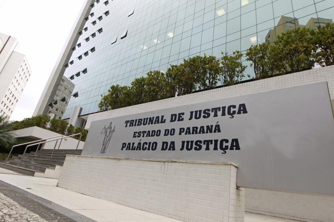 TJ-PR mantém 104 garçons e garçonetes para atenderem magistrados e dirigentes. | Antônio More/Gazeta do Povo
