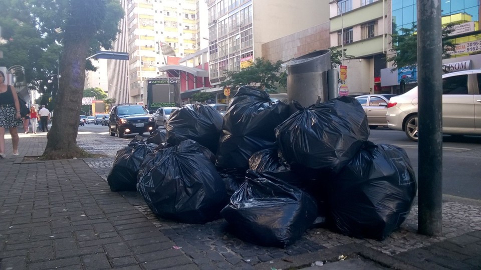 Sacos de lixo empilhados na Rua Marechal Deodoro. | Larissa Mayra/Gazeta do Povo