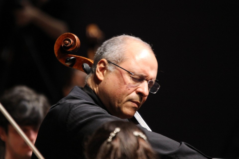 Antonio de Meneses se apresenta no Teatro do Paiol neste sábado (9). | Alice Rodrigues/Divulgação