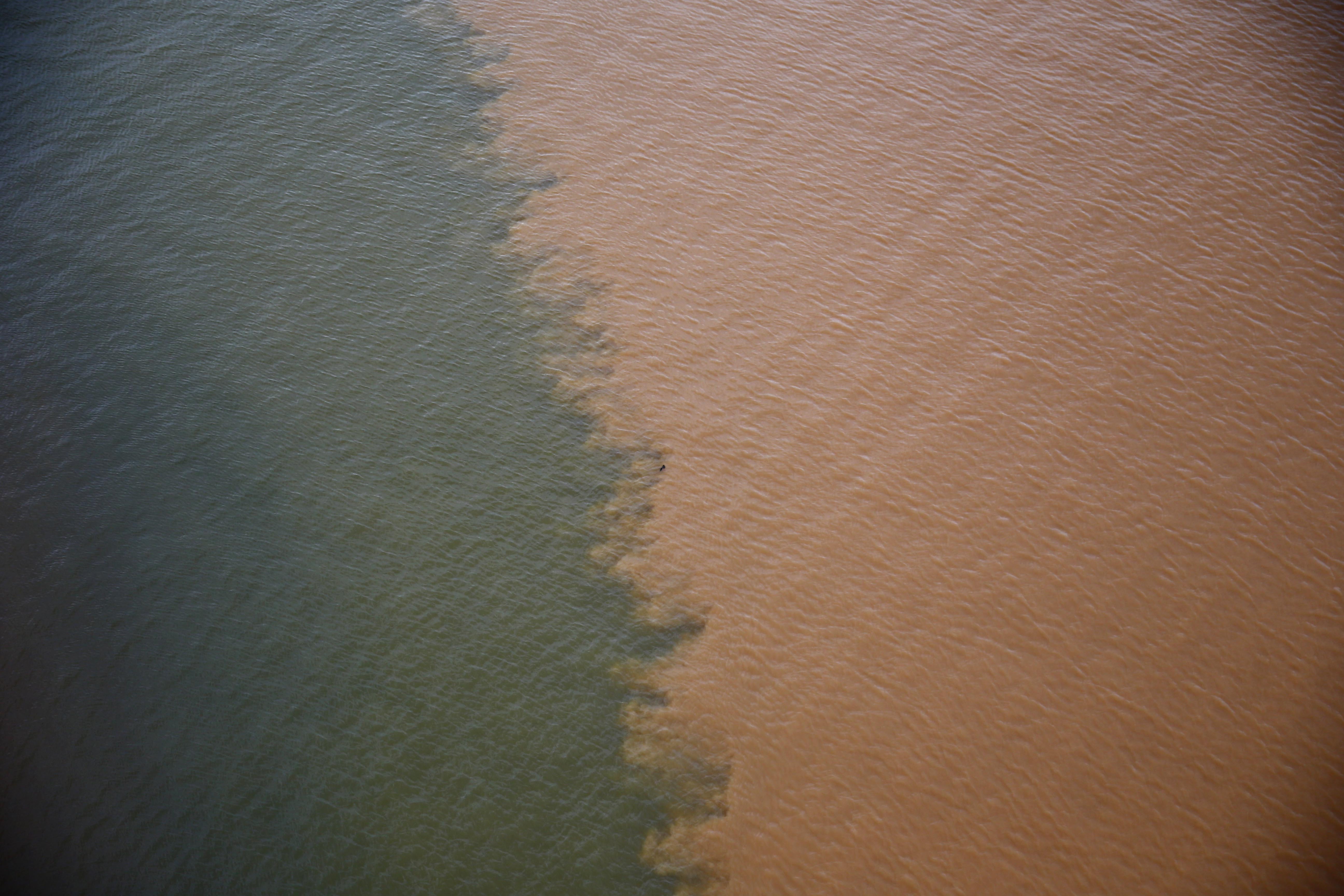 Lama com rejeitos vindos das barragens de Mariana, em Minas Gerais, invadindo o mar na praia de Regência, na cidade de Linhares, no litoral do Espírito Santo | Fabio Braga/Folhapress/Arquivo