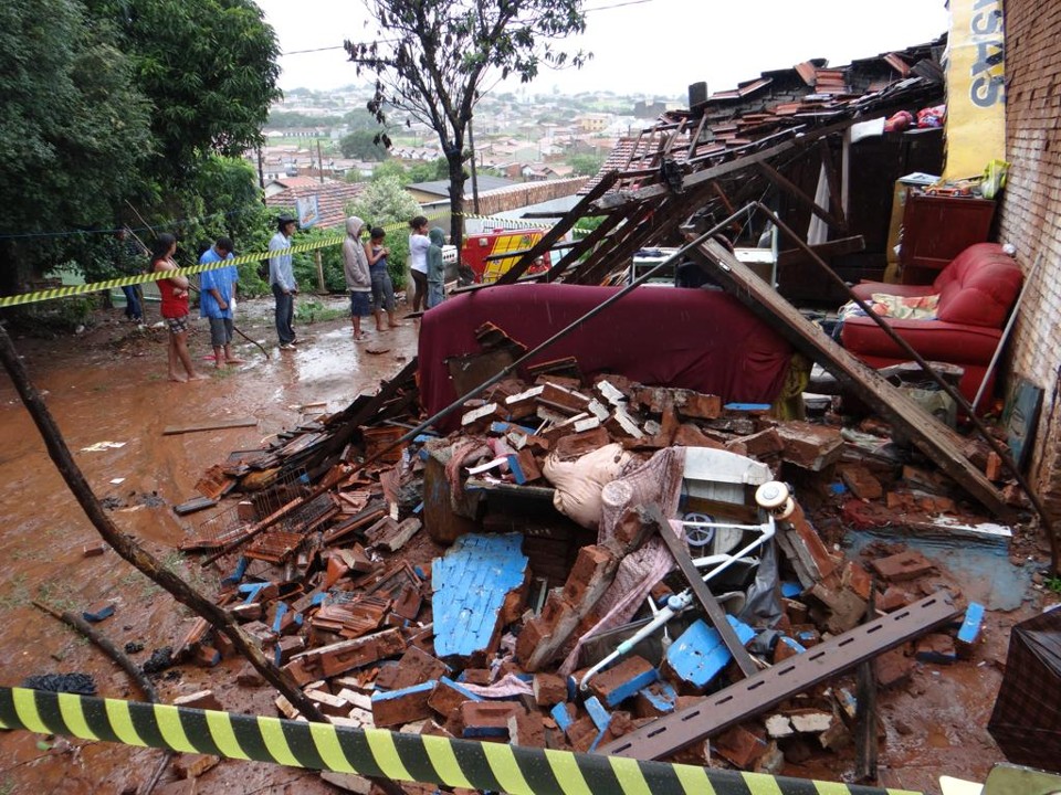 Moradia onde viviam seis pessoas desabou por causa da chuva na Vila Sete, em Santo Antônio da Platina | Antônio de Picolli/Tribuna do Valle
