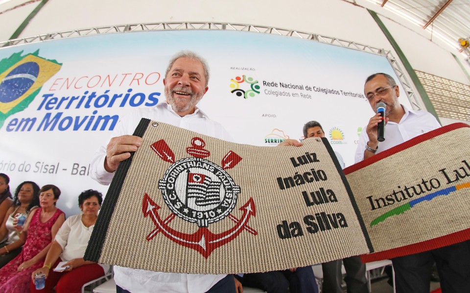 Ex-presidente Lula com o símbolo do seu Corinthians: momento político conturbado no país. | Ricardo Stuckert/ Instituto Lula