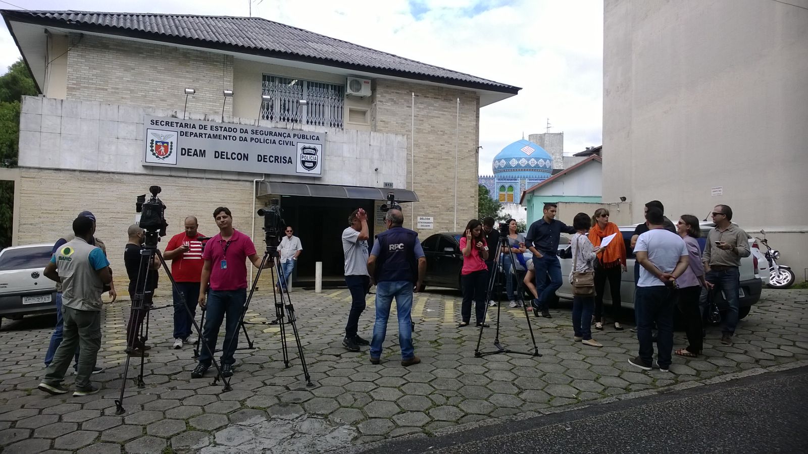 Imprensa se reúne em frente à delegacia para aguardar a chegada dos sócios da Interlaken | Aniele Nascimento/Gazeta do Povo/