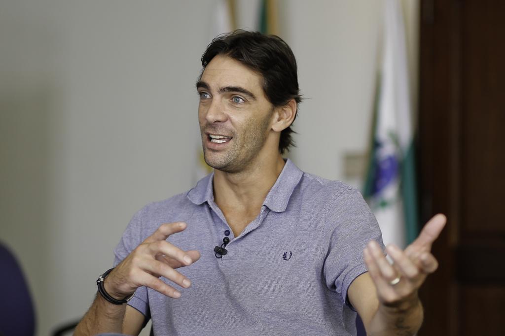 O ex-jogador de vôlei Giba, natural de Londrina, durante encontro na prefeitura de Araucária. | Victor Lovato /SMEL